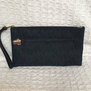 MOVING SALE!  🧳 Michael Kors Navy Blue Wristlet